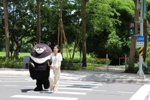 攜手高雄熊拍攝交通安全短片　周璟瑜提醒用路人多停讓
