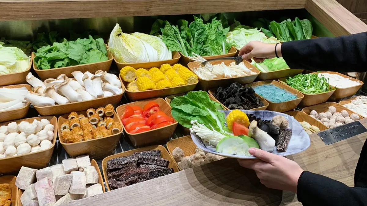 ▲食藥署公布，築間、千葉、馬辣有蔬果驗出農藥殘留超標。醫師顏宗海提醒，民眾吃火鍋煮青菜注意事項。（示意圖／NOWnews資料照片）