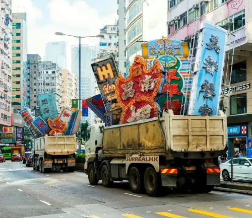 ▲網路瘋傳許多香港霓虹燈招牌被載走的畫面。（圖／翻攝自微博）