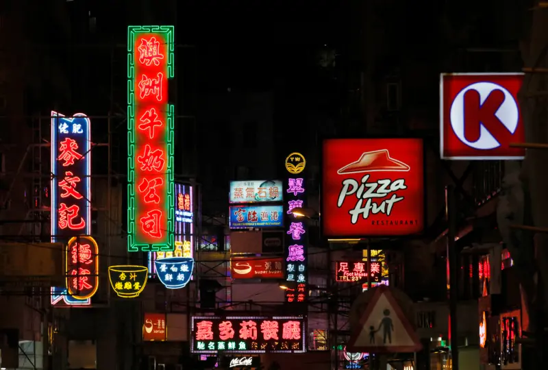 ▲曾為香港最具特色代表之一霓虹燈招牌現在正在消失。（圖／美聯社／達志影像）