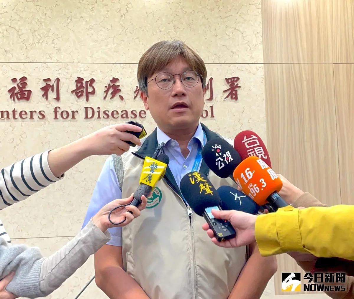 ▲衛福部疾管署防疫師林詠青說明，一名南部8天大女嬰感染腸病毒後併發重症，出現四肢抖動等全身性癲癇症狀。（圖／記者林志怡攝，2023.11.14）