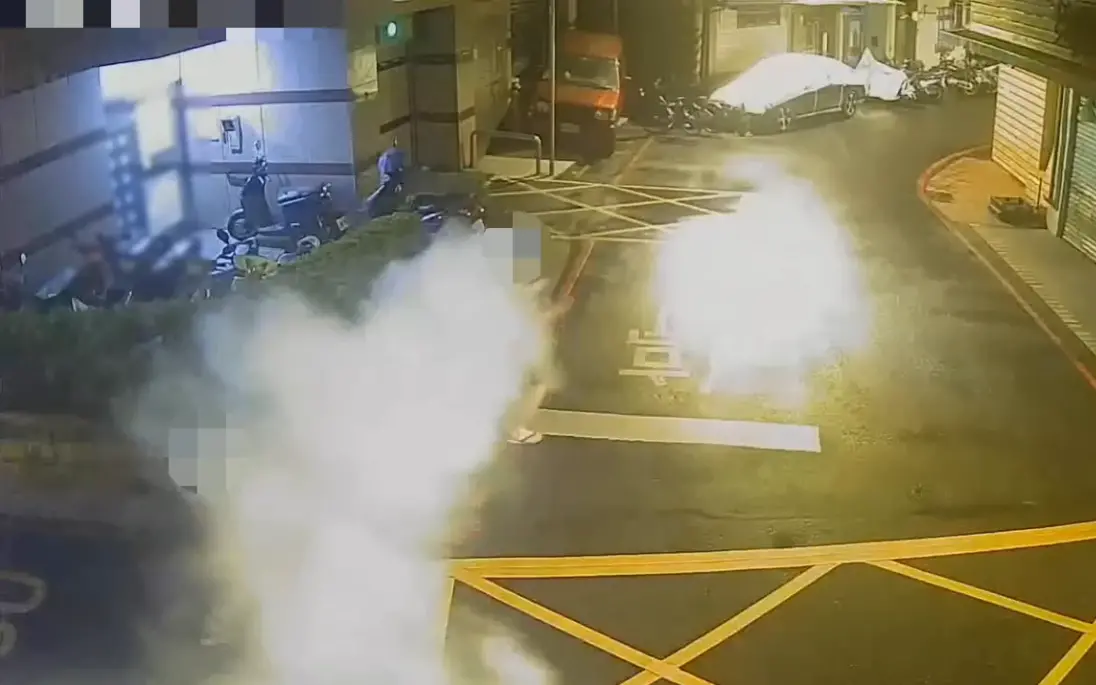 ▲18歲高姓男子與3名未成年友人拿著偷來的滅火器在巷道內噴灑戲謔。（圖 ／翻攝畫面）