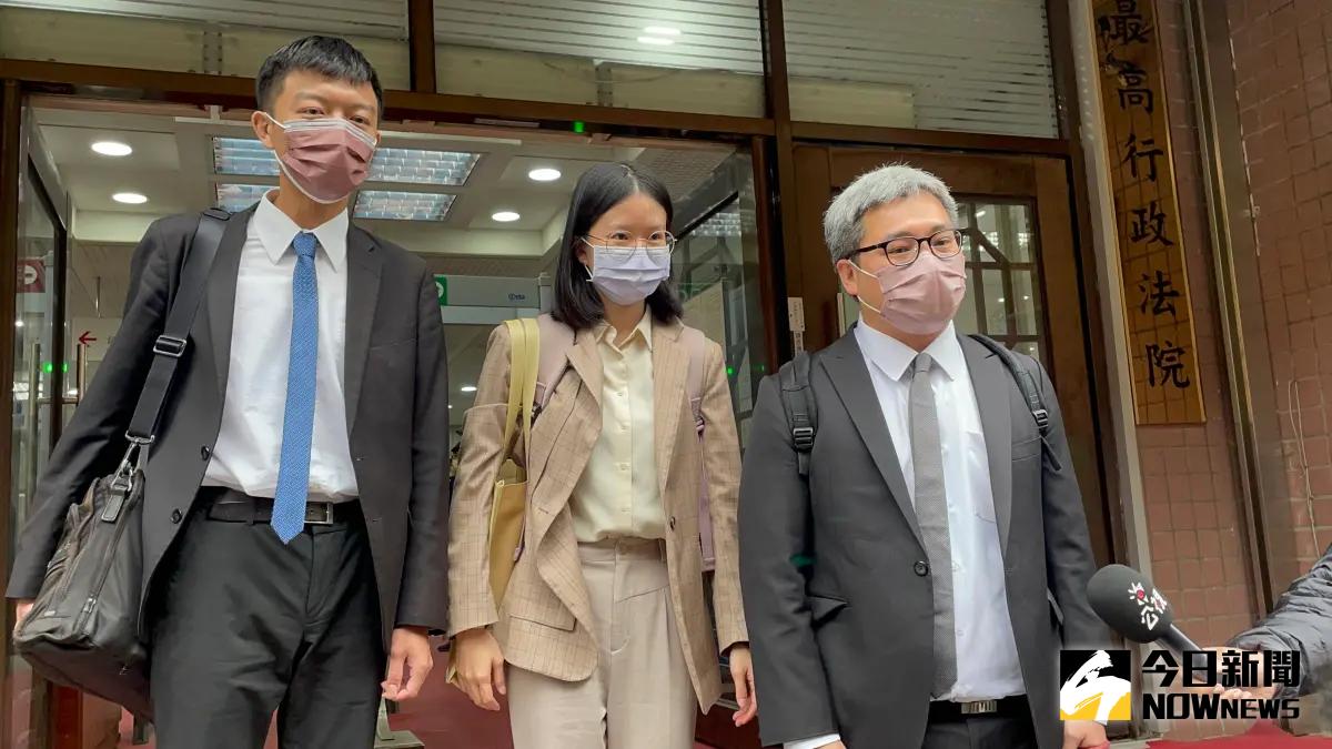 ▲左起為林姓受刑人委任律師薛煒育、陳宜均、謝孟羽（圖／記者潘千詩攝，2023.11.14）