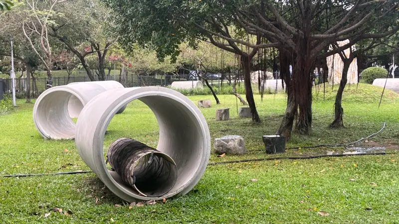 ▲議員鄭功進指出，寵物公園只能見到水泥涵管，如工地一般實在可惜(圖／鄭功進提供2023.11.14)