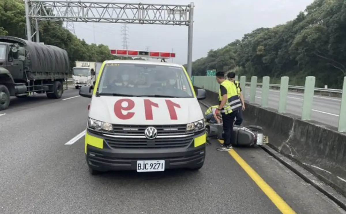 ▲74歲的楊姓騎士機車誤闖國道3號南下竹崎交流道路段，與一輛汽車發生碰撞，楊男頭部受傷送醫搶救。（圖／翻攝畫面）