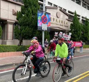 不倒騎士到桃園 ▲台灣抗癌協會2023「不倒騎士•騎出生命」單車環臺於今日中午抵達桃園。(圖/桃園市衛生局提供)