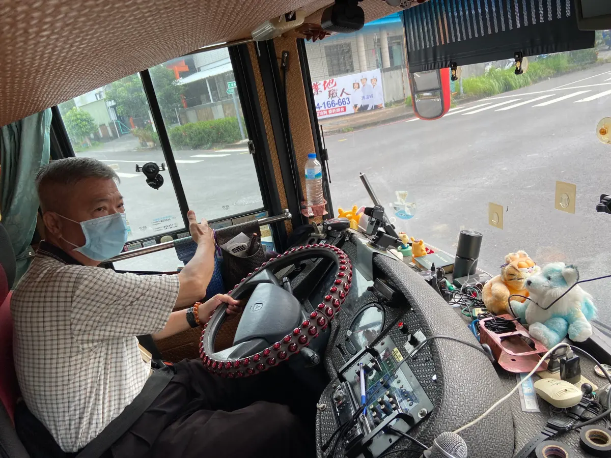 ▲駕駛右轉時透過指差確認確保行人平安。（圖／高雄區監理所-屏東監理站提供）