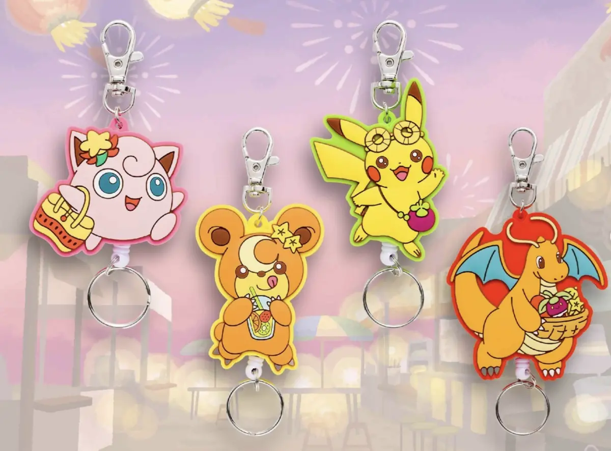▲台灣寶可夢中心再度曝光6款紀念品，包含4款開幕紀念插畫的橡膠伸縮鑰匙圈，和兩款飲料杯套，讓粉絲驚呼「可愛到瘋掉」。（圖／翻攝官網）