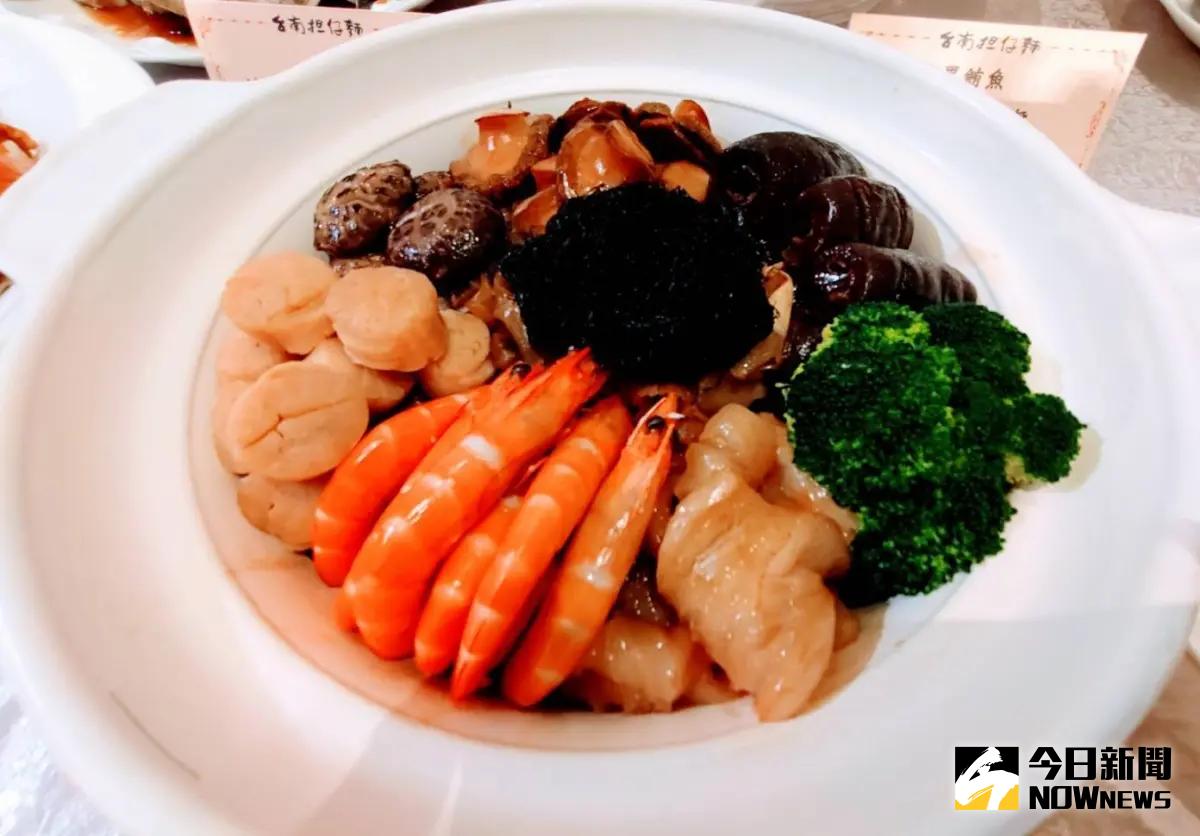 ▲台南擔仔麵歡慶30週年，即日起推出全新頂級「台南阿舍菜」系列，圖為招牌大菜「阿舍鍋」，每天限量10鍋接受預訂。（圖／記者金武鳳攝，2023.11.14)