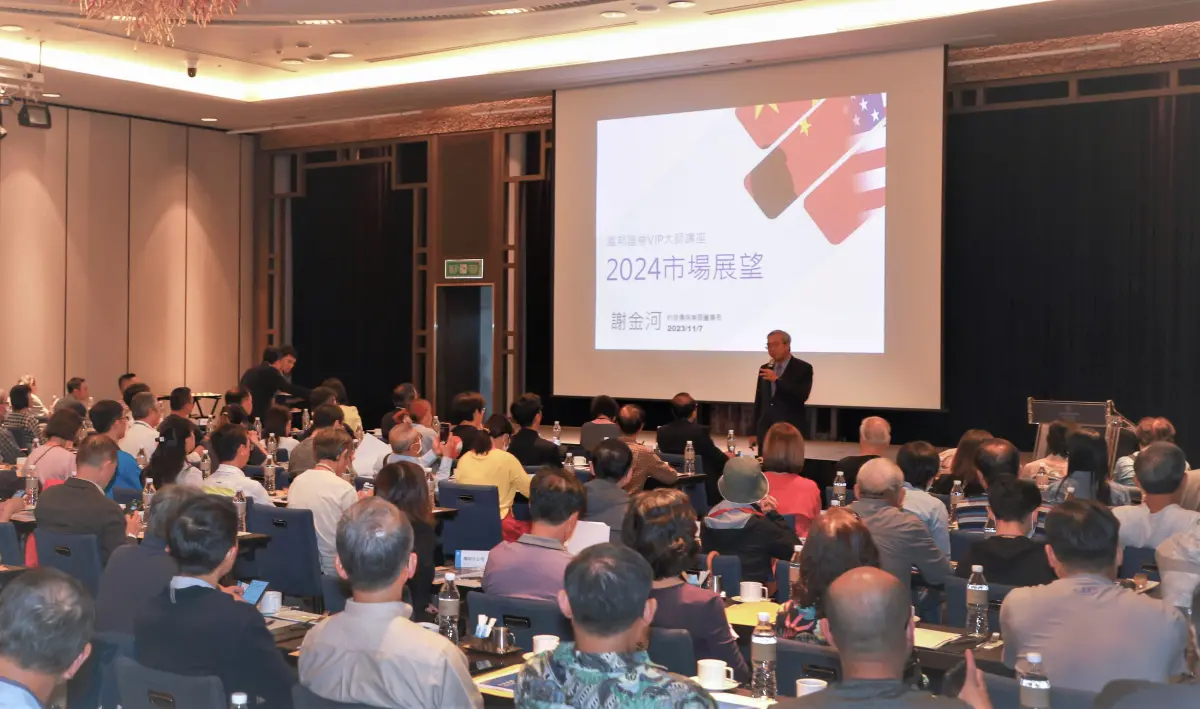 ▲如何擬定新年度的投資策略，成為投資人的熱門議題。有證券業者自11月起舉辦「大師講座」，邀請財信傳媒集團董事長謝金河分享。（圖／富邦證券提供）