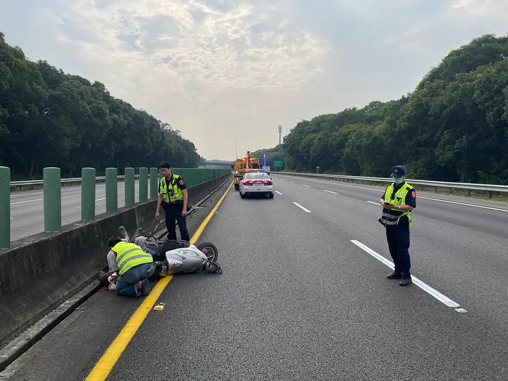 ▲阿伯騎機車違規逆向上國三與汽車發生事故躺臥快車道上（圖／國道公路警察局提供）