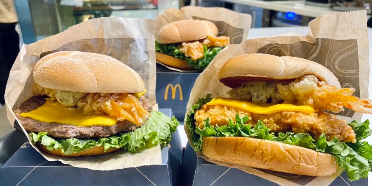 ▲開箱麥當勞Signature極選系列回歸「炸蝦天婦羅安格斯牛肉堡」，與新品「炸蝦天婦羅辣雞堡」。甜點「香蕉巧克力雙餡派」用手撥開，酥脆聲超大、內餡爆漿流出來！（圖／記者蕭涵云攝）