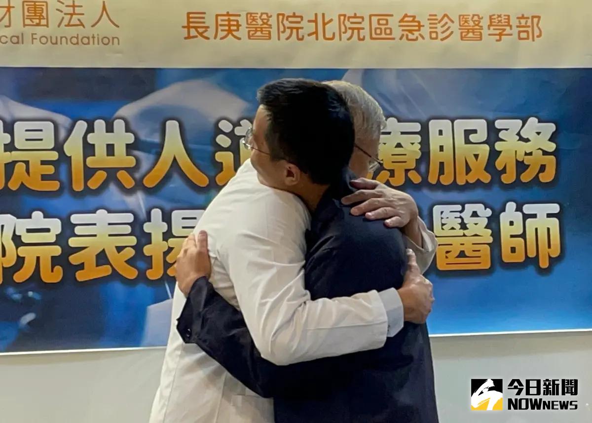 ▲林口長庚院長黃集仁與自加薩執行無國界醫生任務的急診醫學部主治醫師洪上凱擁抱，並表示長庚醫院以這位勇敢又充滿人道精神的醫師為榮。（圖／記者林志怡攝，2023.11.14）