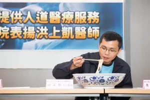 洪上凱 ▲長庚醫院為自加薩返台的急診醫學部主治醫師洪上凱準備特大碗豬腳麵線、為洪上凱接風洗塵。(圖/長庚醫院提供)