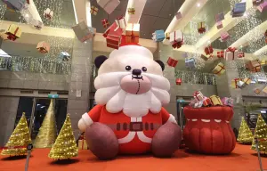 今年的主題為桑塔熊,巨大卻很萌的桑塔熊就坐在新北市府大廳。(圖/記者葉政勳攝) ▲今年的主題為桑塔熊,巨大卻很萌的桑塔熊就坐在新北市府大廳。(圖/記者葉政勳攝)