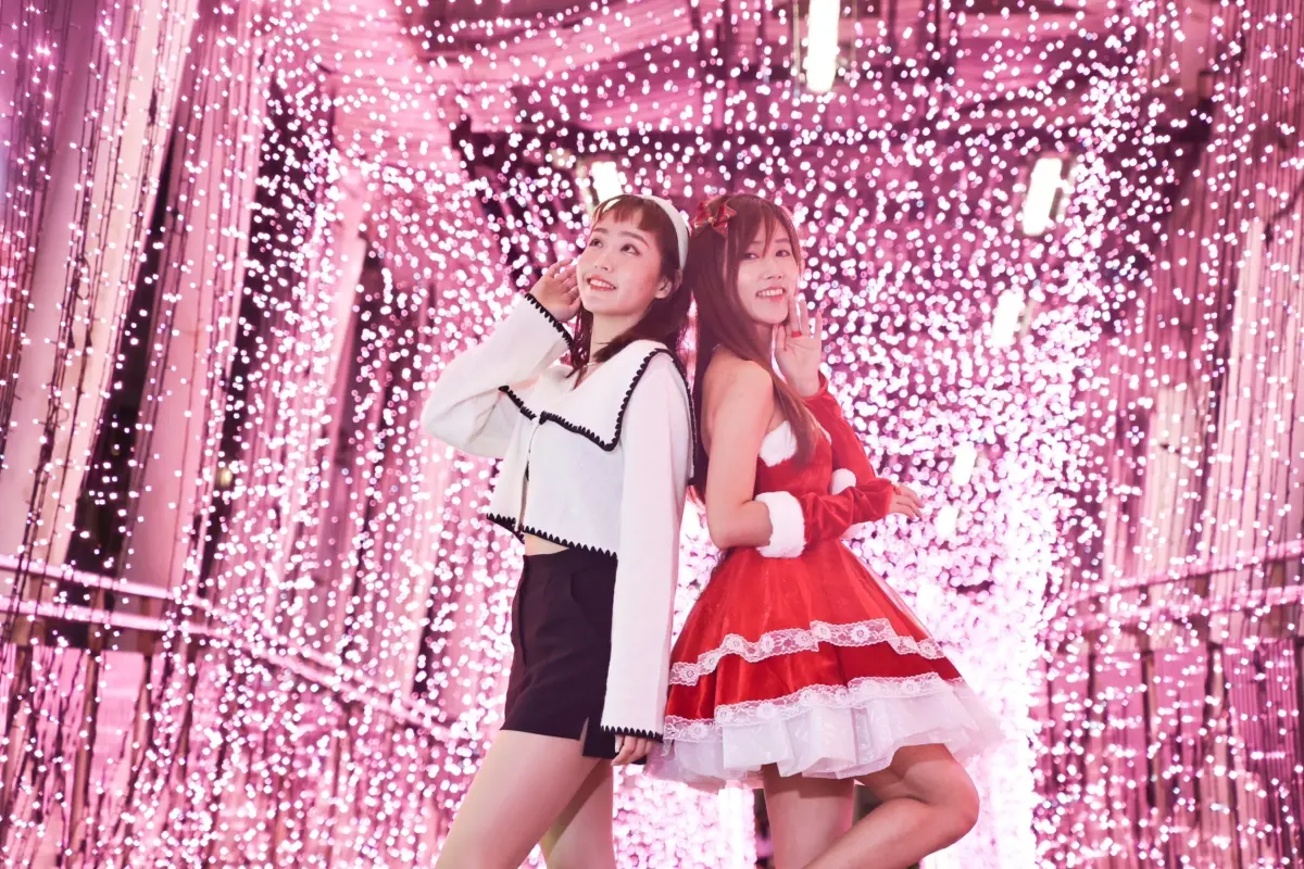 ▲新北耶誕城11月17日在板橋開城，想和充滿氛圍的聖誕樹、燈飾合照，手機攝影達人王小路表示「借光」是拍攝關鍵。（圖／記者葉政勳攝）