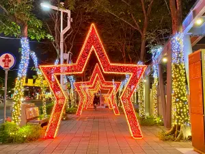 ▲周邊的步道也佈置成四大祈福步道，包含天使祝福大道、星想事成大道、好樹成雙大道、幸福花鹿大道。（圖／記者葉盛耀攝）