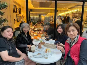 ▲鍾楚紅(右二)現蹤台北中山區喝下午茶。(圖/翻攝自Melissa Hwang臉書) ▲鍾楚紅(右二)現蹤台北中山區喝下午茶。(圖/翻攝自Melissa Hwang臉書)