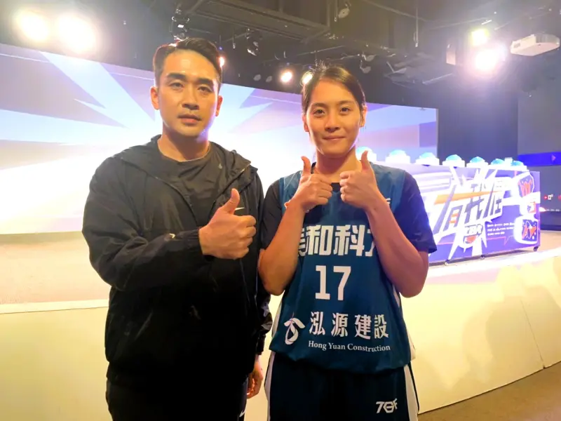▲美和科大女籃隊由總教練顏君彰(左)與球員陳千惠。官方提供