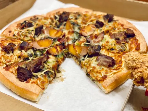 ▲拿坡里「原汁牛肉麵披薩」，如實呈現三商巧福的味道。（圖／記者蕭涵云攝）