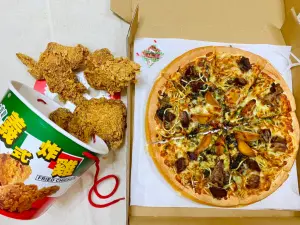 拿坡里「三商巧福牛肉麵披薩」開箱!酸菜是本體 牛肉滷蛋好入味 ▲三商巧福牛肉麵披薩一次滿足兩種願望。(圖/記者蕭涵云攝)