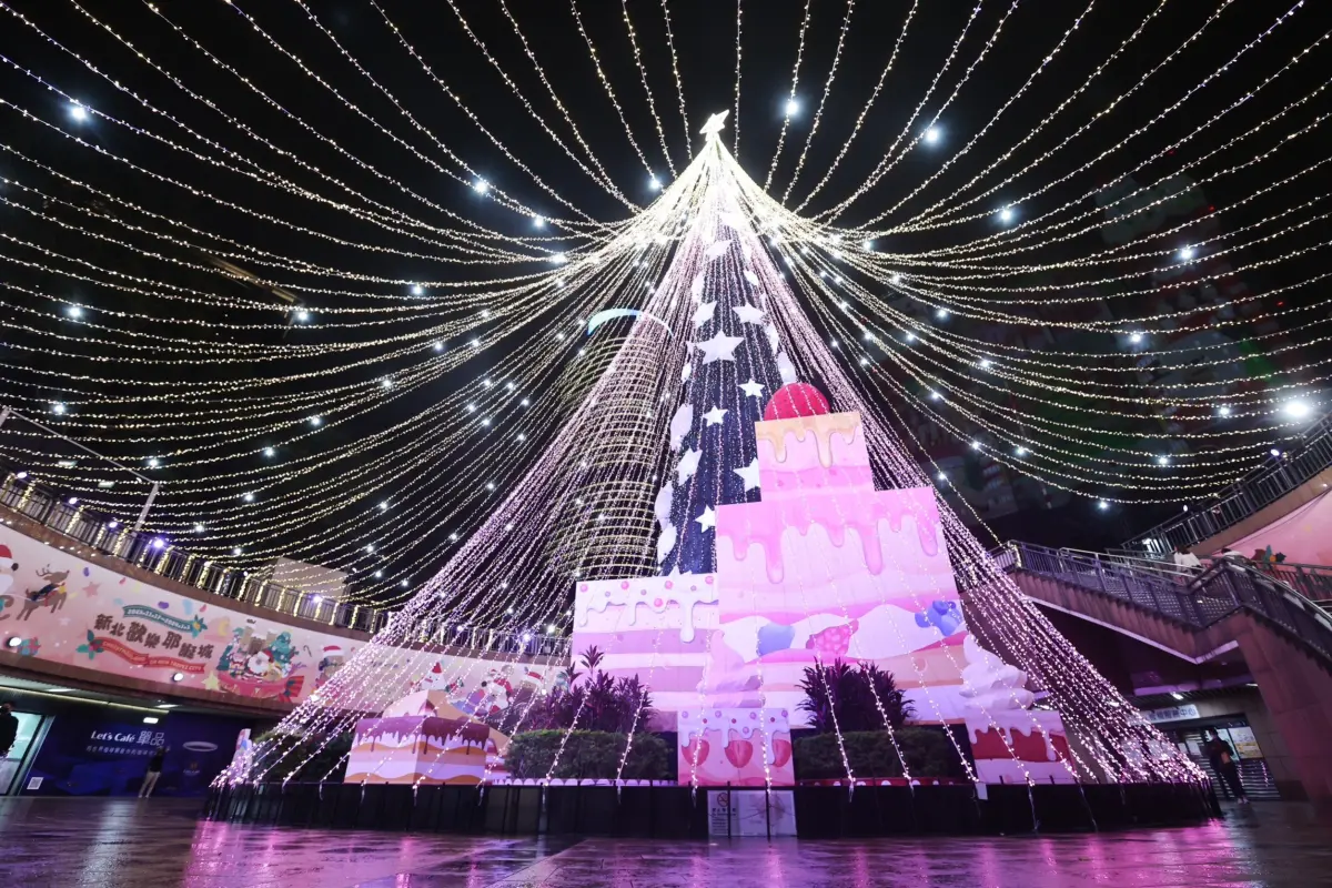 ▲新北耶誕城2023將於11月17日開城，除了朝聖主燈之外，周邊設施、各種主題燈海該怎麼逛，《NOWnews》整理「精華、全包」兩大路線走法。（圖／記者葉政勳攝）