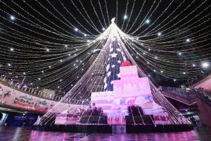 「2023新北市歡樂耶誕城」將於11月17日開城,最重要的主燈「不再是竹筍」,以浪漫的天幕式燈飾遮罩,並化身為抹茶耶誕樹蛋糕,相當浪漫又帶點科技感。(圖/記者葉政勳攝) ▲「2023新北市歡樂耶誕城」將於11月17日開城,最重要的主燈「不再是竹筍」,以浪漫的天幕式燈飾遮罩,並化身為抹茶耶誕樹蛋糕,相當浪漫又帶點科技感。(圖/記者葉政勳攝)