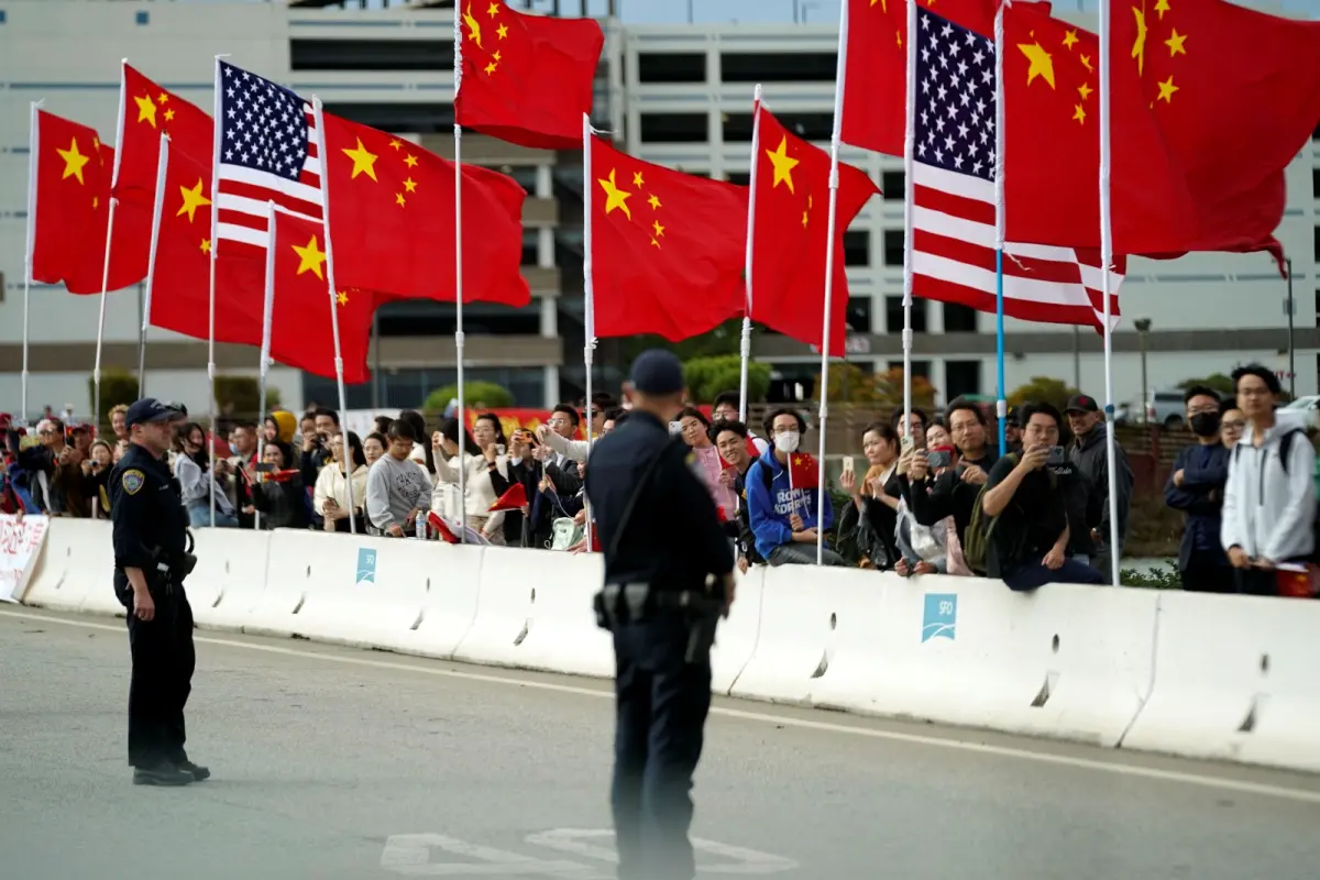 ▲國際社會矚目的拜習會，將在舊金山APEC峰會期間登場，會場附近美中國旗飄揚，中國國家主席習近平已搭乘專機抵美。（圖／美聯社／達志影像）