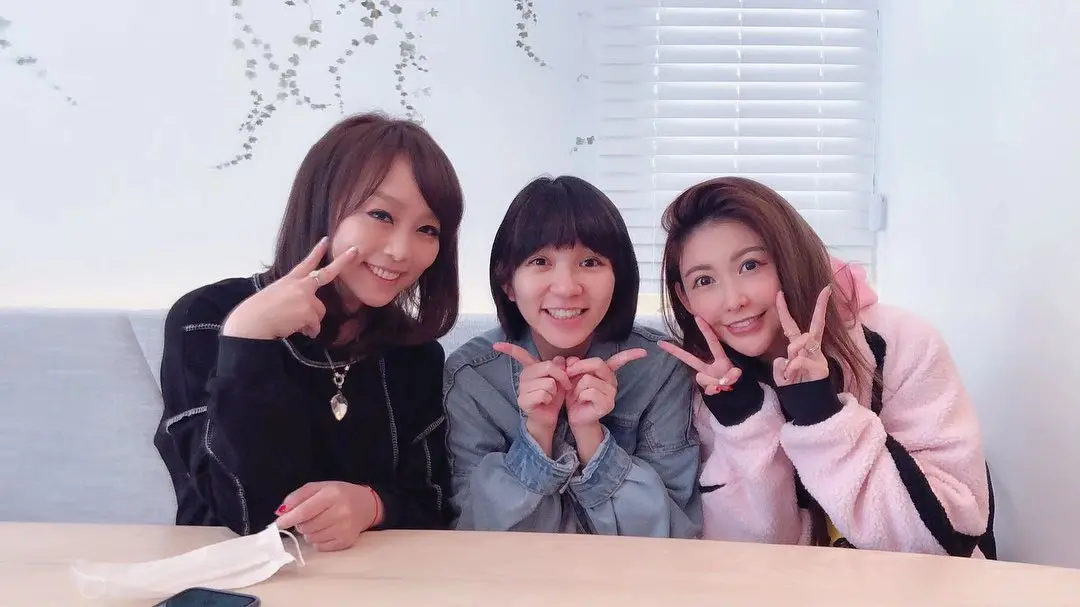 ▲YOYO家族初代成員有不少姐姐升格人母，小蜜桃姐姐（左）、草莓姐姐（中）家庭都相當美滿。（圖／取自愷樂IG）