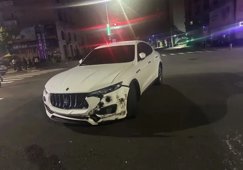 ▲高雄林姓男子駕駛海神轎車，疑似因搶快而闖紅燈，結果與綠燈直行的黑色奧迪轎車發生碰撞，導致奧迪失控衝撞路邊的汽車展車中心，車禍原因還有待釐清。（圖／翻攝畫面）