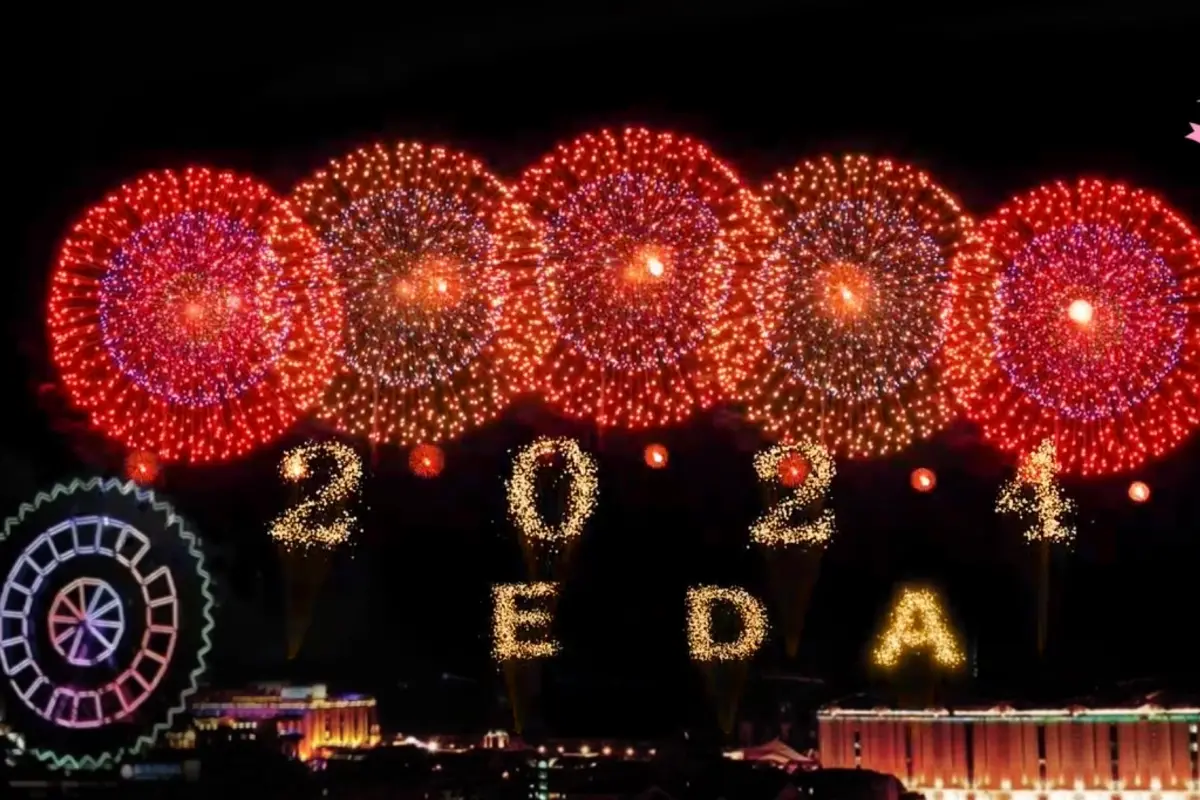 ▲義大世界12月31 日將 舉辦「紫耀義大 義享歡樂」跨年煙火秀，預計於2024年1月1日凌晨0點施放999秒大型藝術煙火，並公布煙火模擬動畫。（圖／義大世界提供）