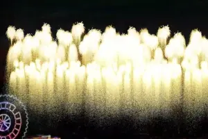▲義大世界跨年煙火每年都創新，999秒展演精緻且夢幻，此次更特別打造「黃金瀑布」。（圖／義大世界提供）