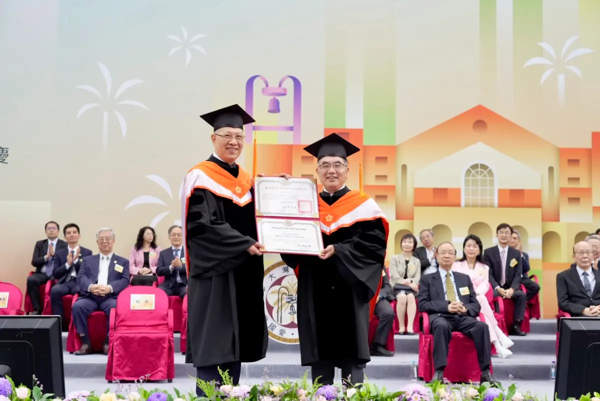 ▲台灣大學今（15）日舉行創校95年校慶慶祝大會，校長陳文章（圖右）頒授上銀集團總裁卓永財（圖左）名譽博士學位。（圖／台大提供）