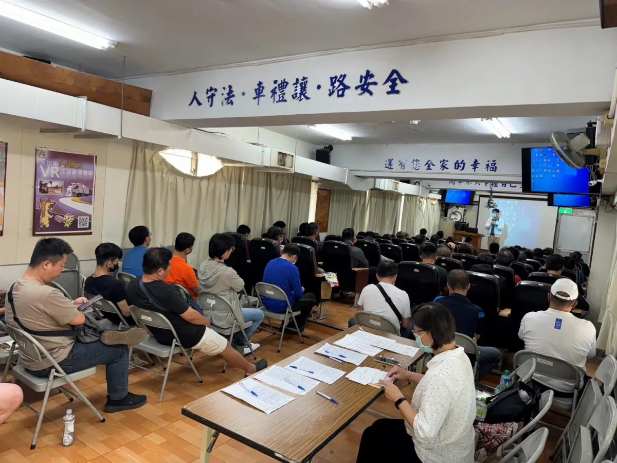 ▲為因應交通部輔導UBER駕駛轉多元化計程車等政策實施，高市警局未來每月將視報名情況增加場次辦理，協助有志從事小黃司機的駕駛朋友考取證照。（圖／高市警交大提供）