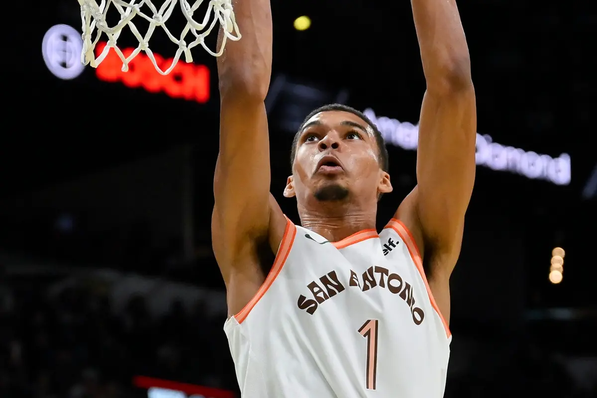 ▲超級新星Victor Wembanyama在首節完成精彩歐洲步暴扣，讓人不禁再次感嘆他超現實的天賦。（圖／美聯社／達志影像）