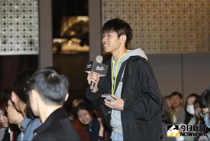 ▲現場學生提問台南88槍擊案、赴立院國情報告、2050淨零碳排等議題。(圖/NOWnews攝影中心)