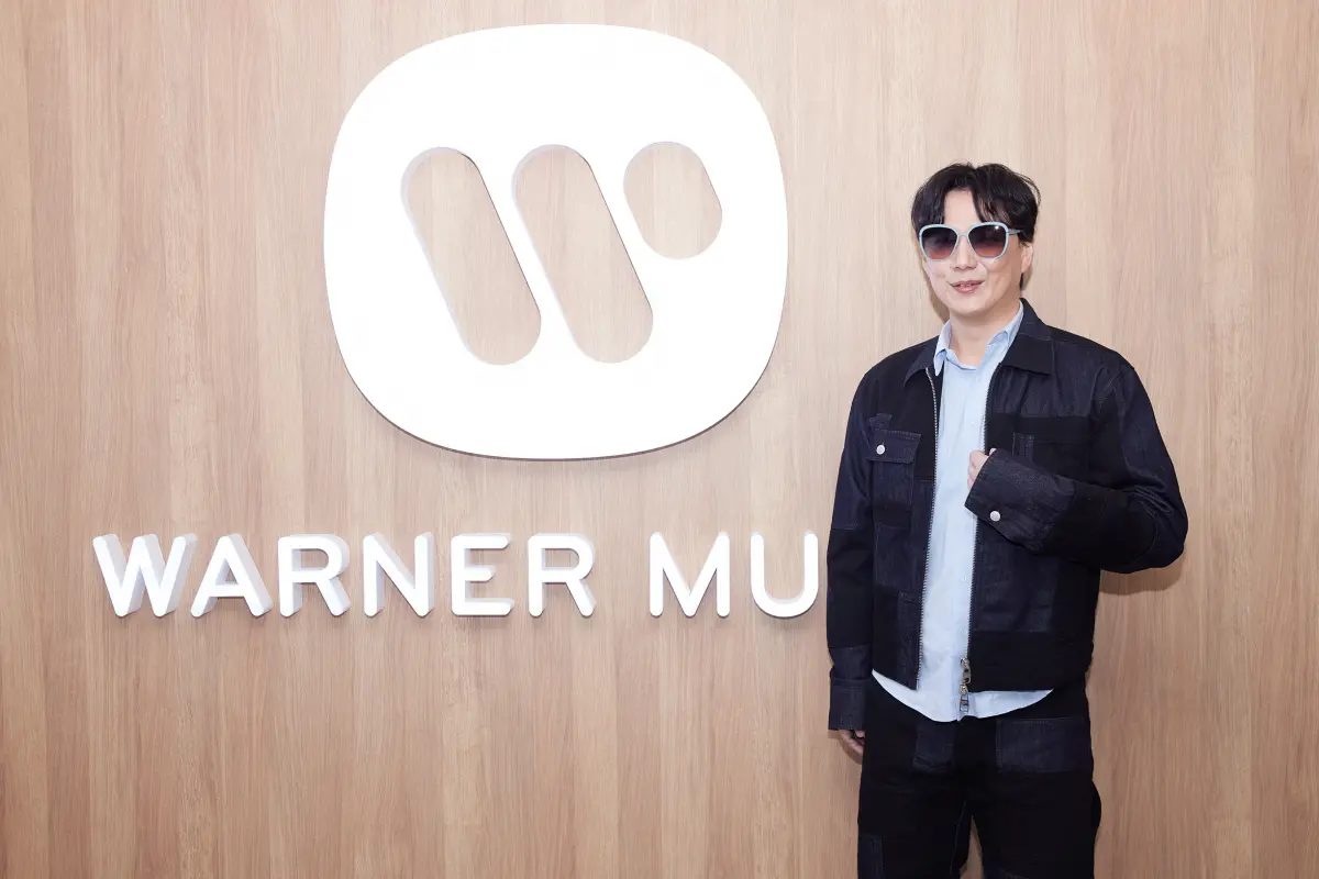 ▲蕭煌奇宣布「回娘家」，再度加盟華納音樂，開心表示明天就能上班。（圖／華納音樂提供）