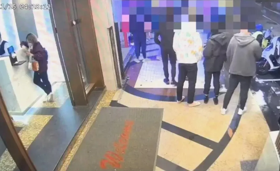 ▲15日凌晨，基隆市發生一起鬥毆案件，雙方因碰肩擦種爆衝突，陳男3人涉嫌持刀砍傷2男子，被警方逮捕依法送辦。（圖／翻攝畫面）