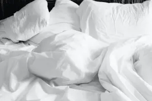 ▲睡眠醫師提醒，羽絨被需要感應人體溫度，直接接觸人體則保暖度最好，如果在羽絨被下蓋毛毯則會阻斷感熱特性，因此在羽絨被外加毛毯，才能使被子內的溫度提高。（示意圖／Pexels）