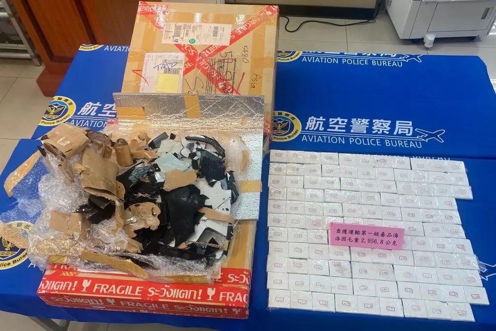 ▲航空警察局與關務署台北關在桃園國際機場UPS美商優速比快遞進口專區，查獲自中國大陸深圳寄送包裹，以畫框夾藏近3公斤海洛因企圖闖關，初估市值逾新台幣千萬元。（圖／航空警察局提供）