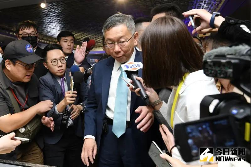 ▲民眾黨總統參選人柯文哲今（15）日出席《NOWnews今日新聞》舉辦的《2024總統大選青年論壇》，場外擠滿媒體想問藍白合議題。（圖／NOWnews攝影中心）