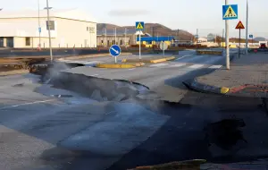 影／冰島火山爆發在即！地震近千次　當局急蓋圍牆保護發電廠
