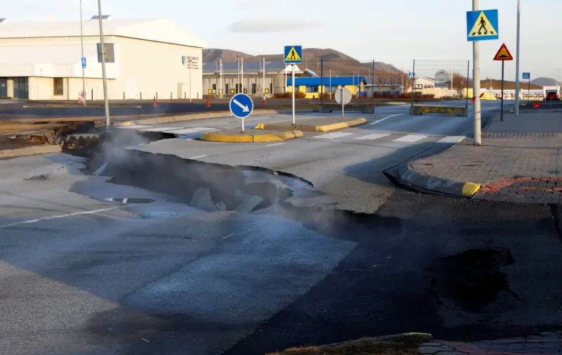▲冰島雷克雅內斯半島的小鎮「格林達維克」，因為地震頻繁、面臨火山爆發危險，馬路上到處都是大裂縫。（圖／美聯社／達志影像）