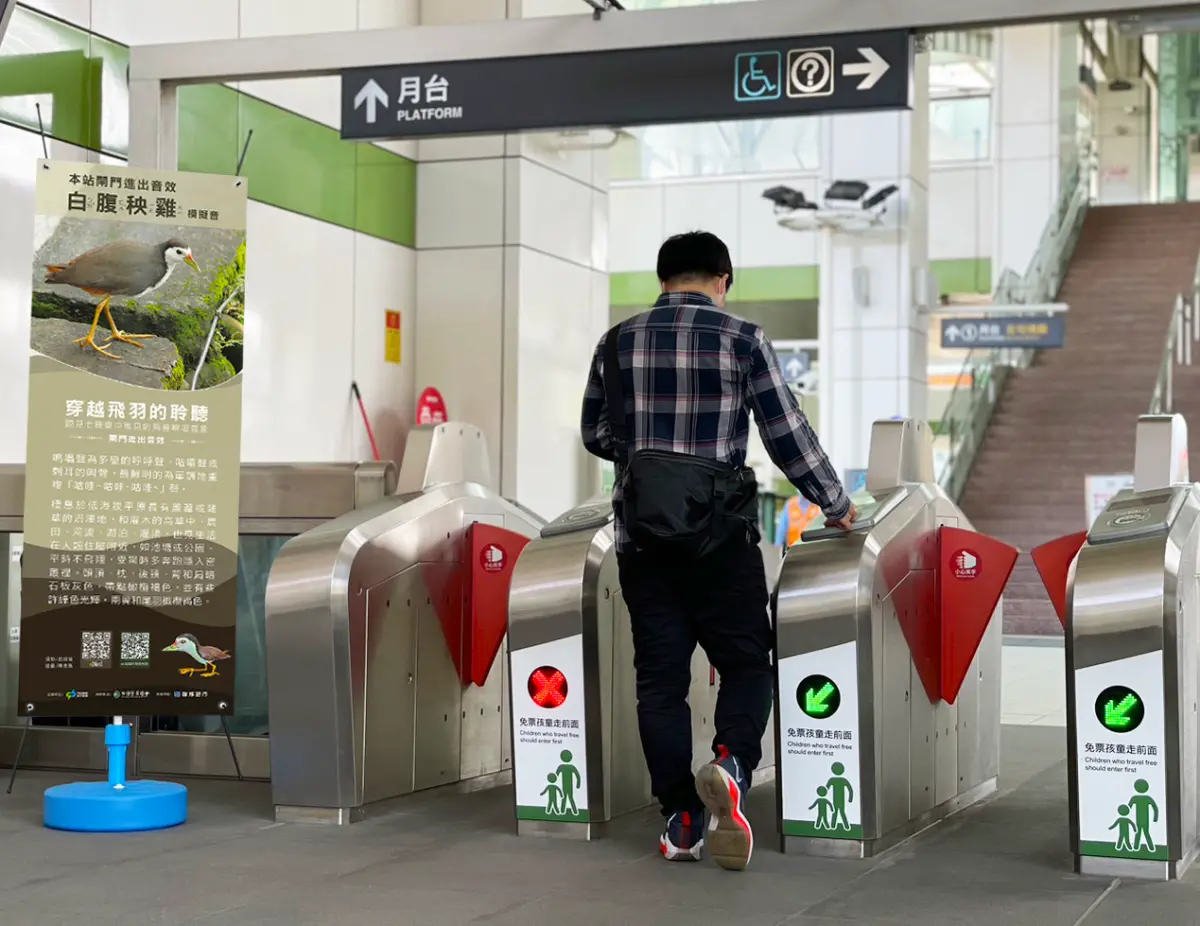 ▲台中捷運又添好風光，20日起閘門音效改採鳥鳴聲，並藉由講解認識鳥類生態。（圖／台中捷運提供）      