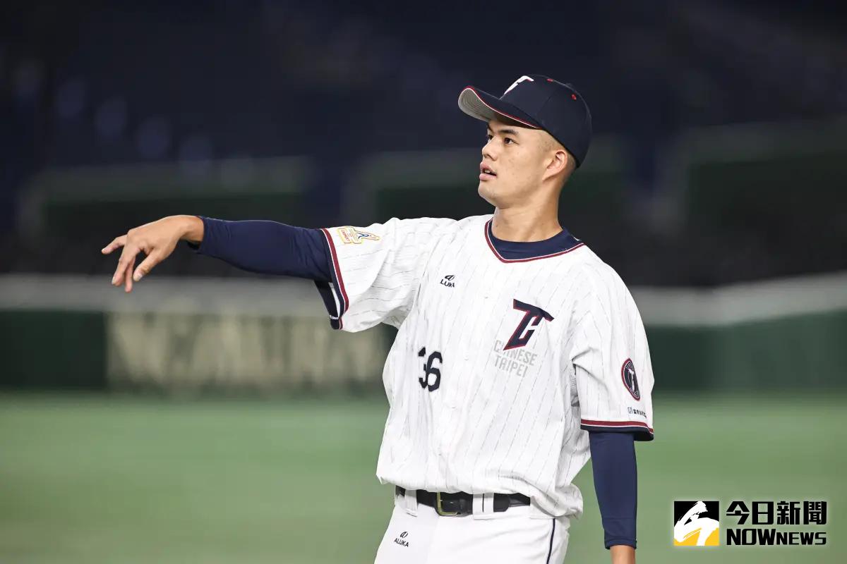 ▲2023亞冠賽，中華隊一壘手何恆佑朝著球場敬禮，吸引日本媒體關注。（圖／記者葉政勳攝 , 2023.11.15）