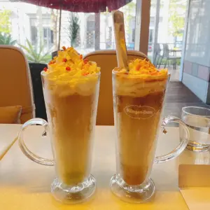 ▲特色飲品「冬季樂園」與「金色年代」。（圖／實習記者曾郁淇攝）