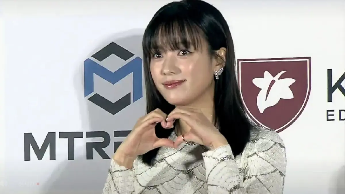 ▲《MOVING異能》韓孝周甜美走紅毯，還不小心露出大美背，驚豔全場，將和宋慧喬等人共同角逐視后。（圖／翻攝NAVER TV）