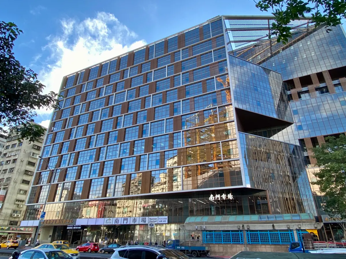 ▲南門市場歷經4年改建，外觀也全新，上個月試營運，終於今（16）日正式開幕。美食家胡天蘭推薦了四攤他經常造訪的攤位，介紹他喜愛採買的的菜餚。（圖／記者葉盛耀攝）