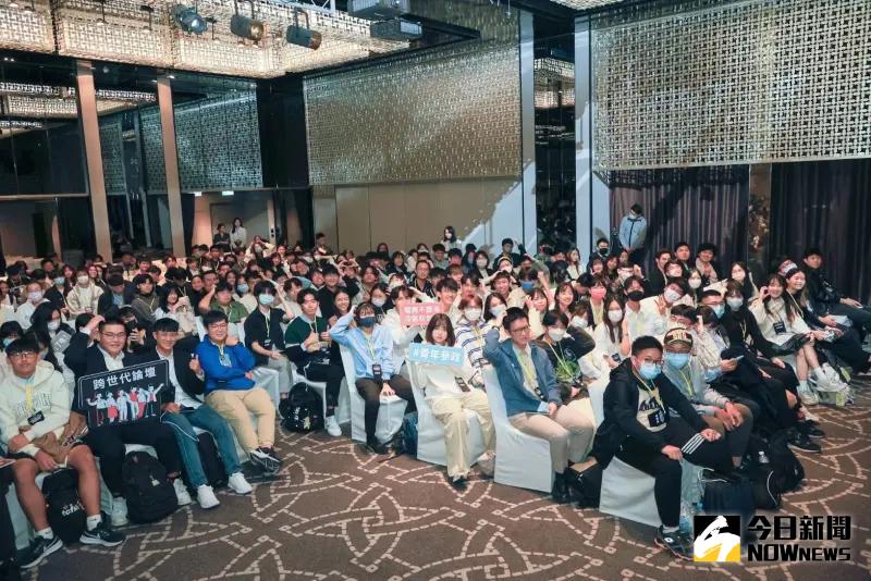 ▲《NOWnews今日新聞》今(15)日舉辦《2024總統大選青年論壇》,青年開心合影。(圖/NOWnews攝影中心)