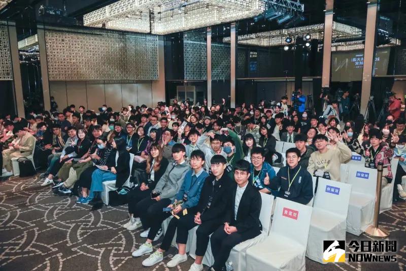 ▲《NOWnews今日新聞》與臺灣青年民主協會今(15)日合辦《2024總統大選青年論壇》,會後學生開心合影。(圖/NOWnews攝影中心)